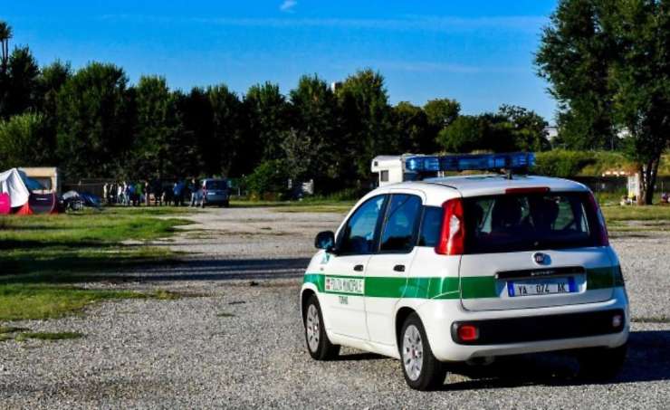 Auto vigili zona parcheggio Camper