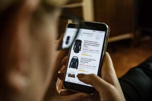 donna fa shopping online su Amazon