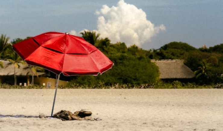 Spiaggia con ombrellone rosso