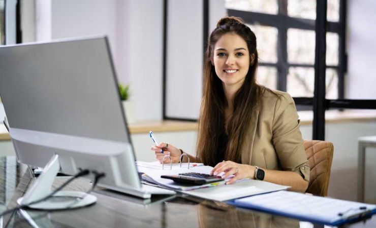 Donna, documenti e pc 