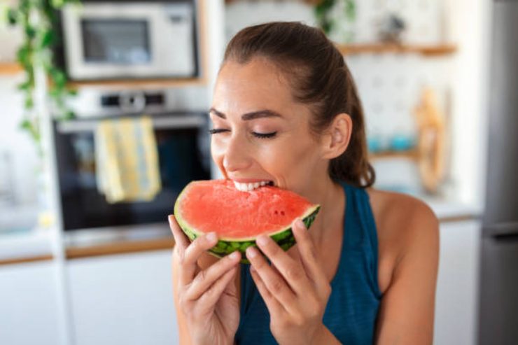 Donna prova la dieta dell'anguria