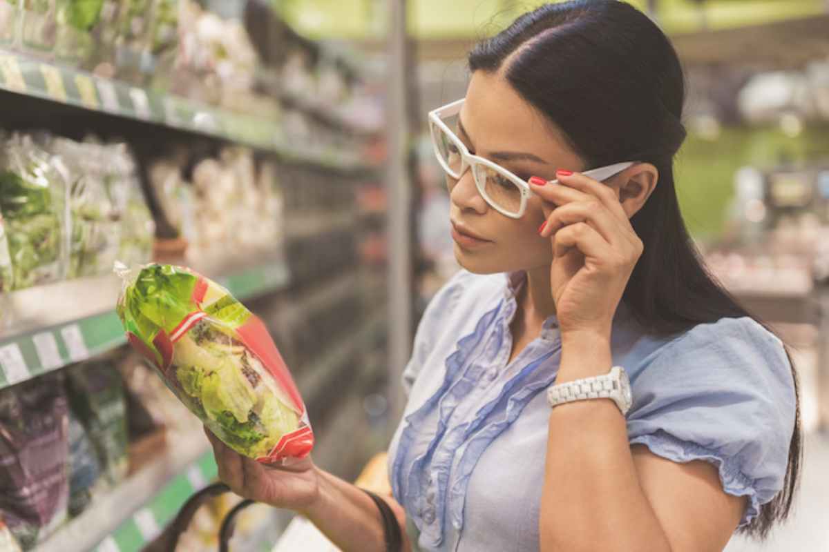 Donna sceglie insalata in busta