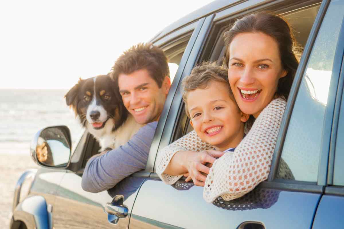 Famiglia felice in auto