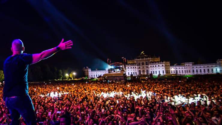 Gente che festeggia ad un concerto