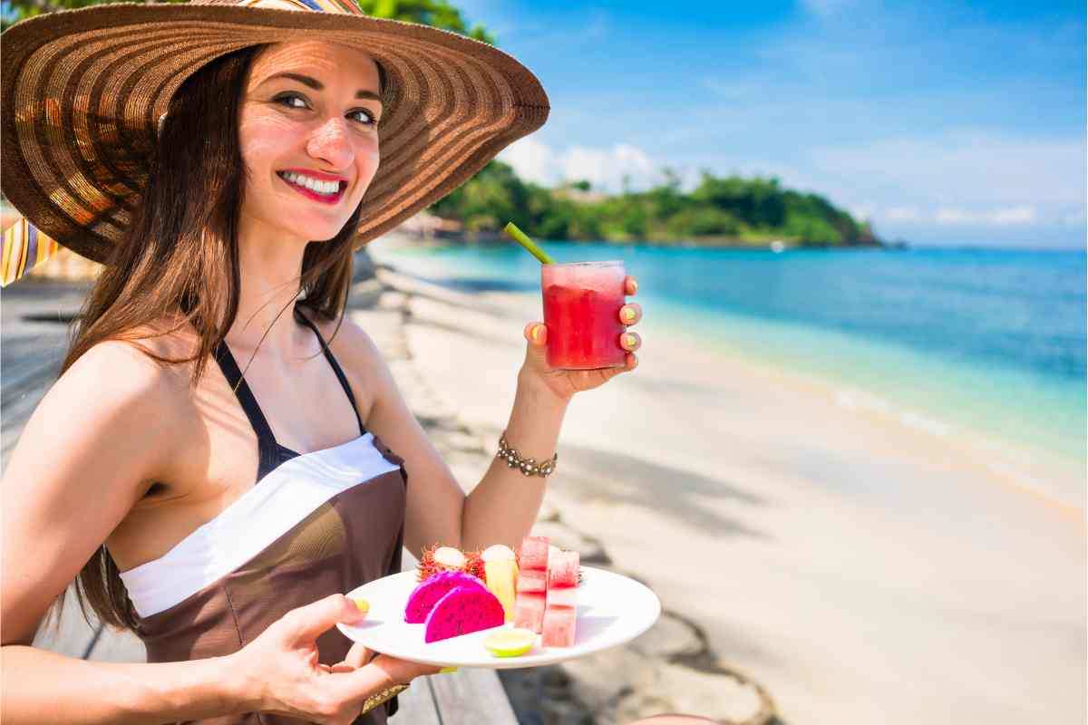 ragazza mangia in spiaggia