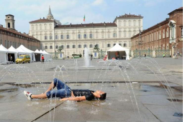 Turista accaldato in piazza a Torino