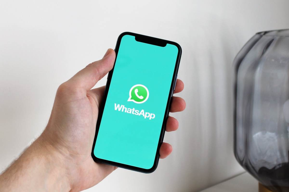 Cellulare con su l'icona di Whatsapp