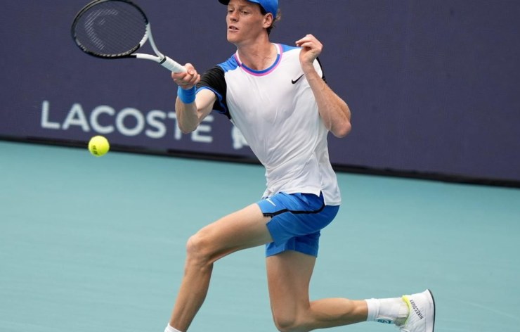 Jannik Sinner durante un incontro di tennis