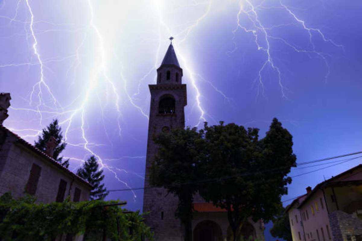 Fulmine colpisce campanile chiesa