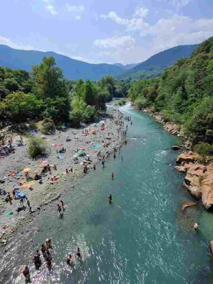 Cittadini sul fiume a Lanzo Torinese