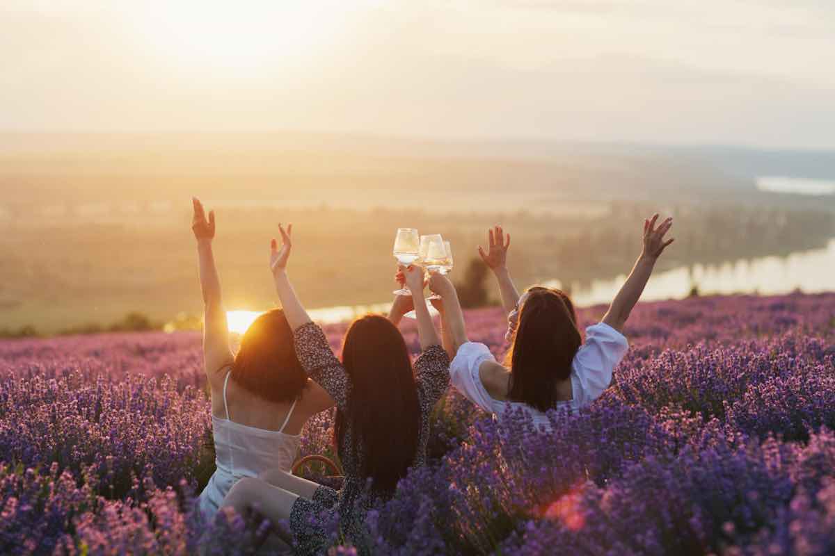 Ragazze felici che brindano