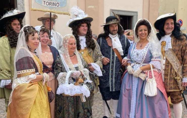 Persone in costume al Palio dij Cossot