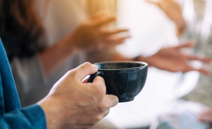 Persona con tazza caffè