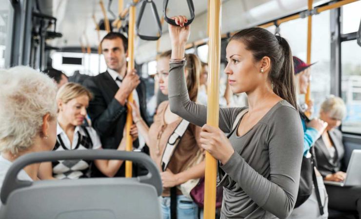 Persone in autobus