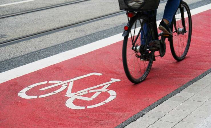 Pista ciclabile, persona in bici