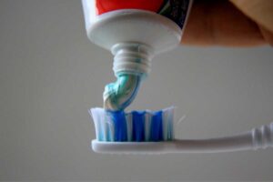 Dentifricio su spazzolino