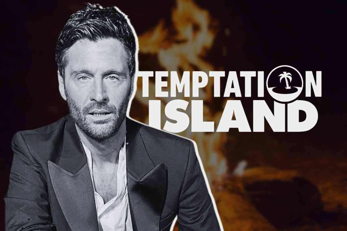 Filippo Bisciglia con lo sfondo il logo di temptation Island