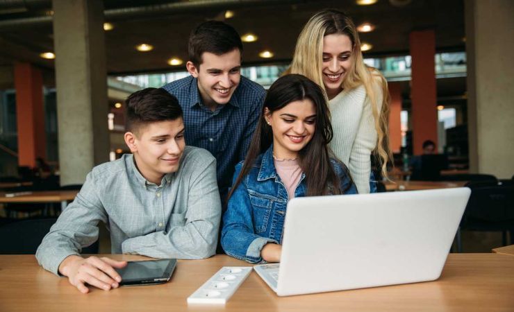 Ragazzi e ragazze al pc