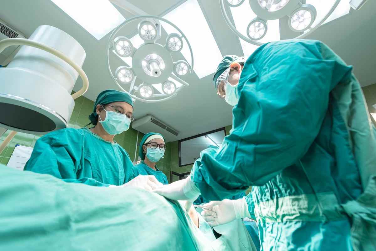 Equipe medica in sala operatoria