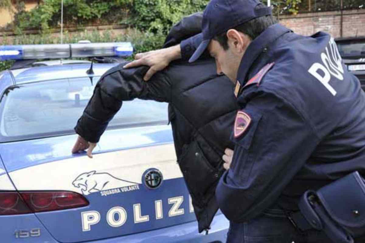 Poliziotto arresta delinquente