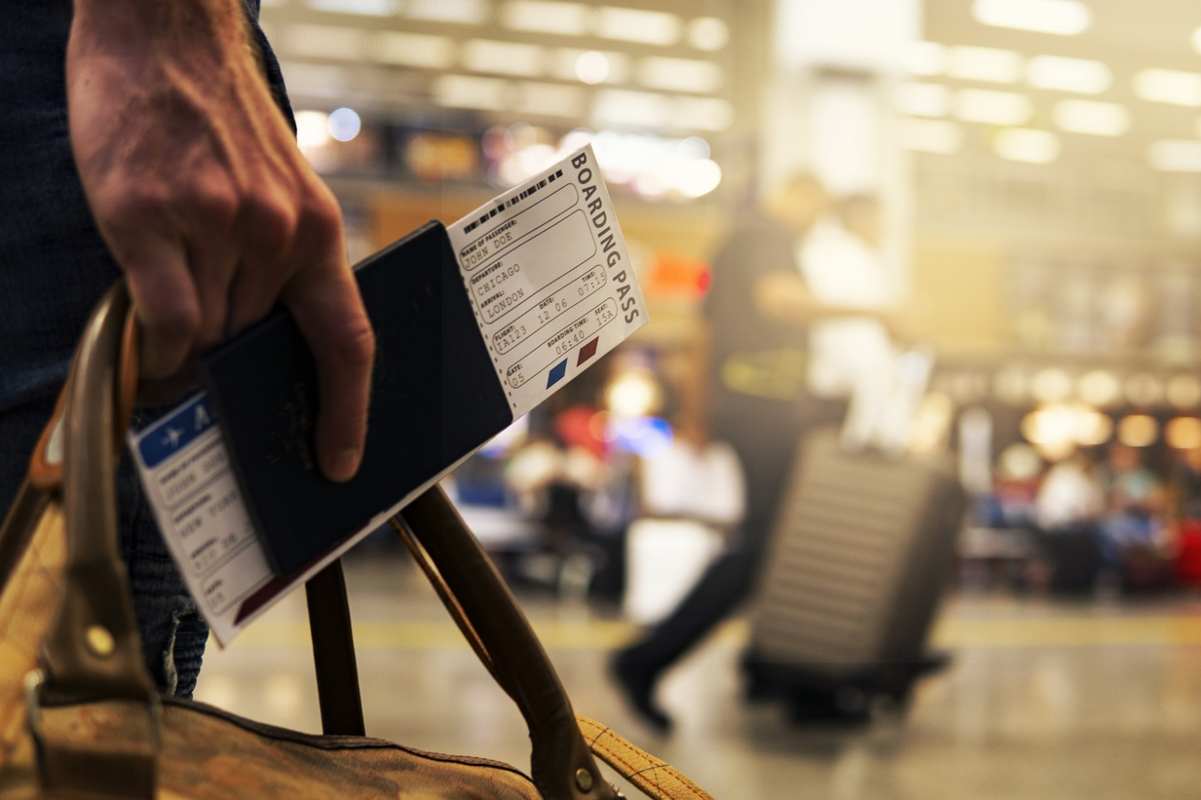 Persona in aereoporto con un biglietto aereo