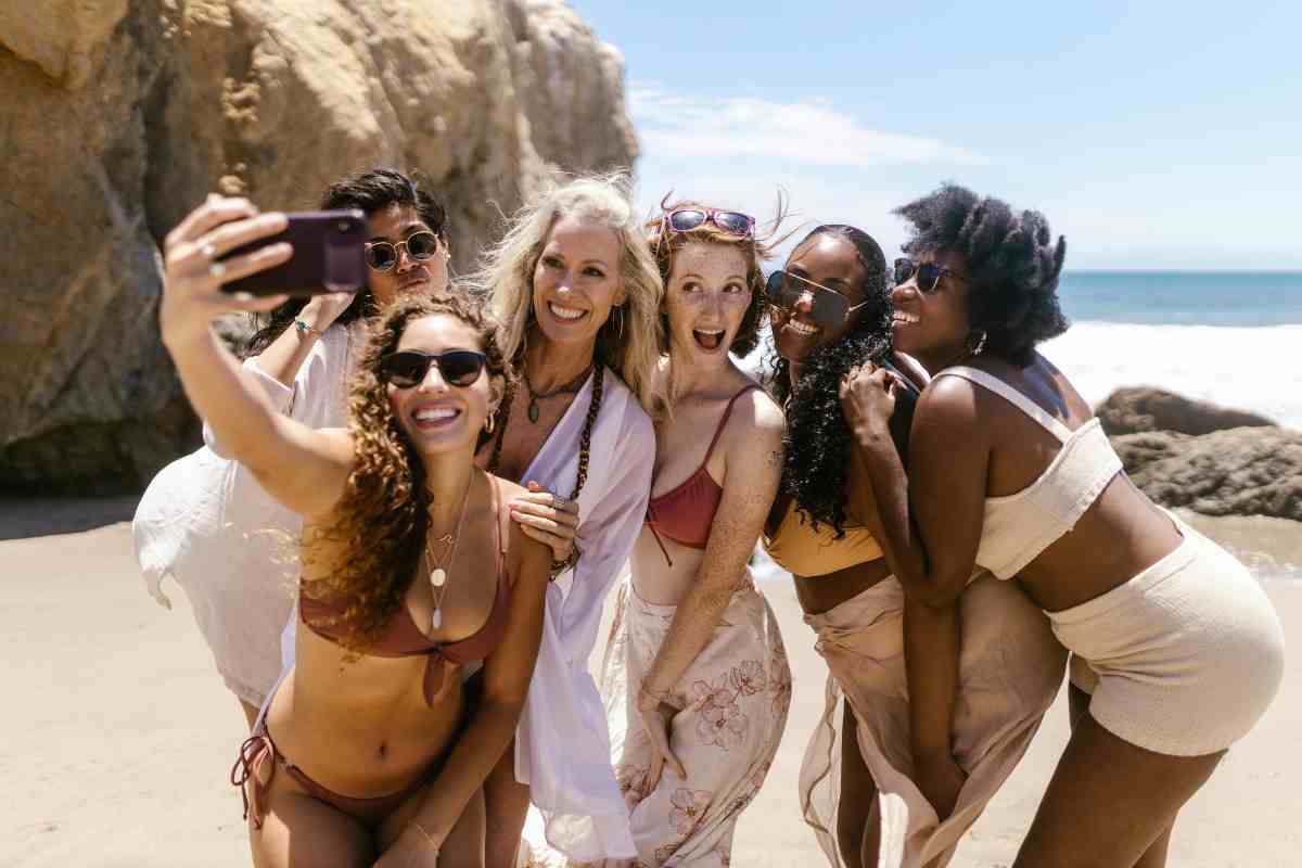 Donne selfie in spiaggia