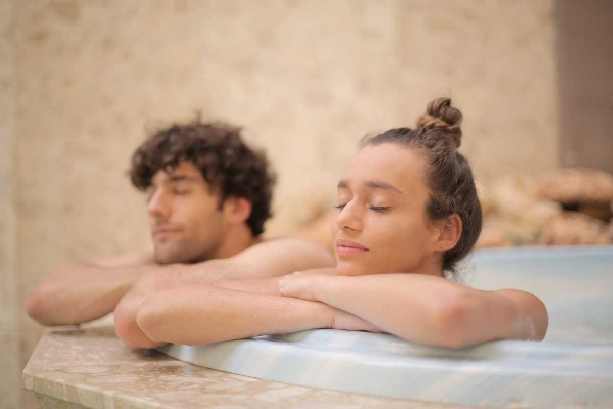 Uomo e donna in acqua