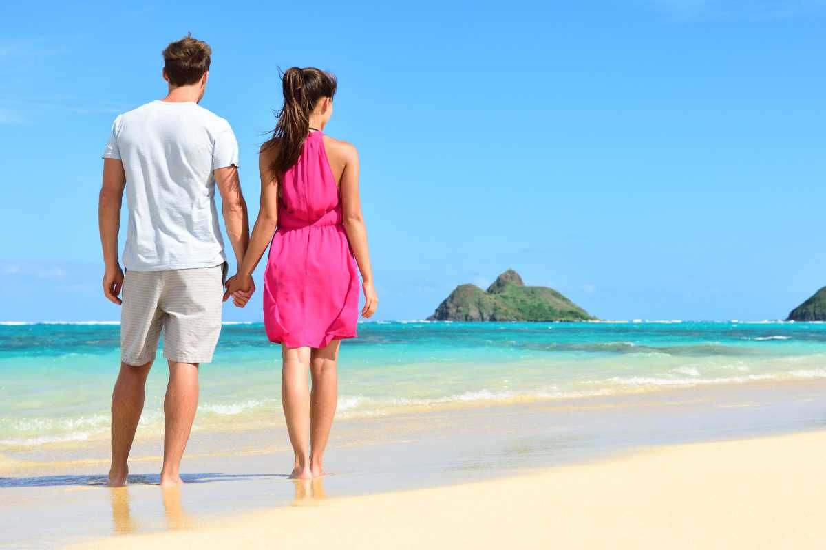 Uomo e donna in spiaggia