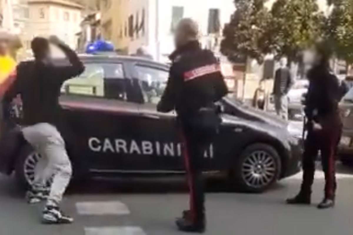 Uomo aggredisce volante carabinieri