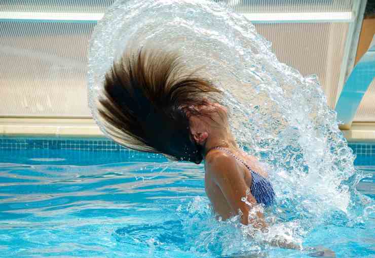 Ragazza in piscina