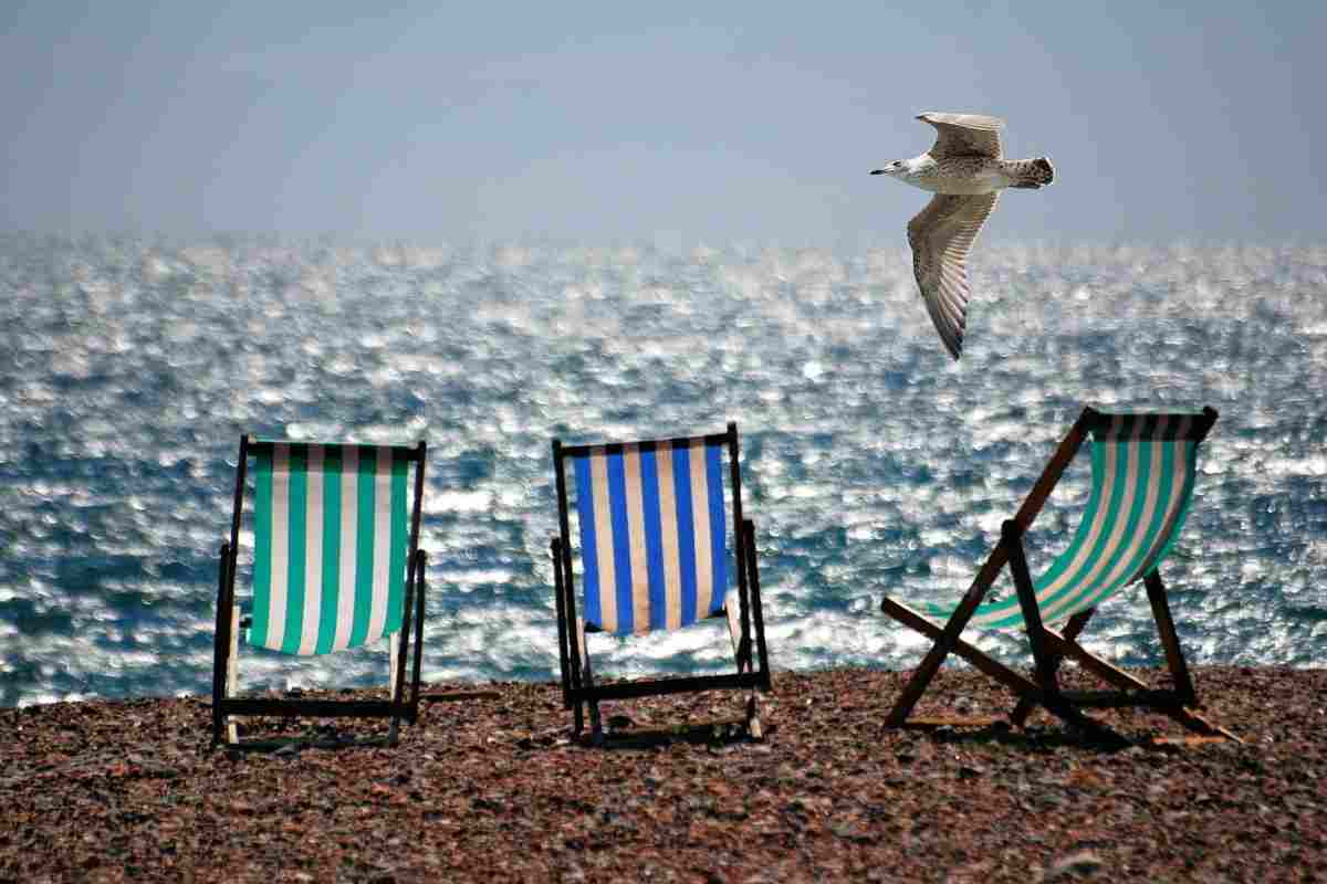 spiaggia e sedie a sdraio