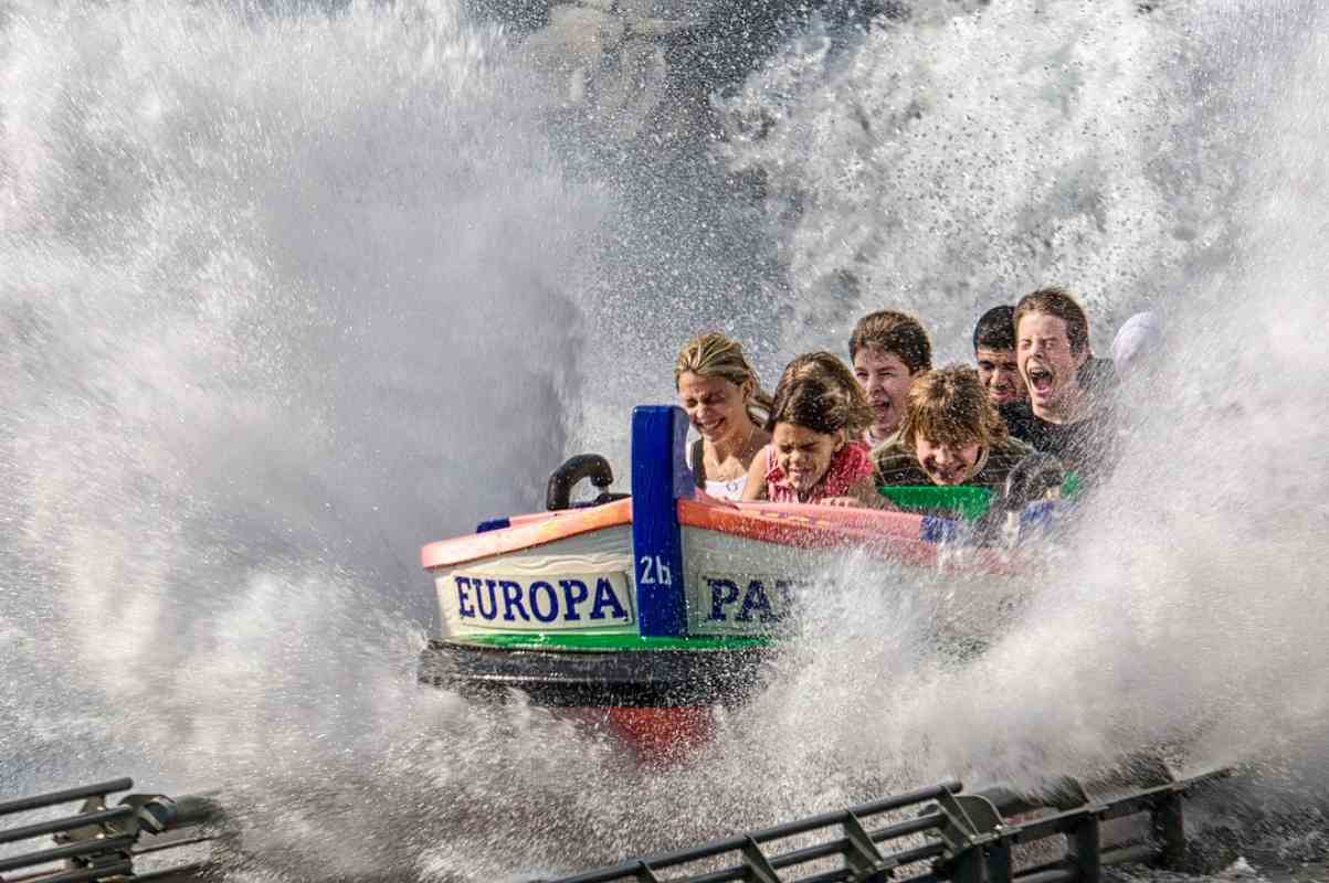 bambini che sono su uno scivolo acquatico