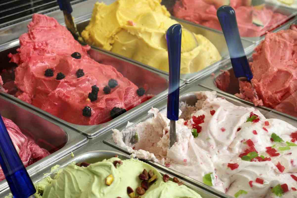 Vari gusti di gelati in vaschetta