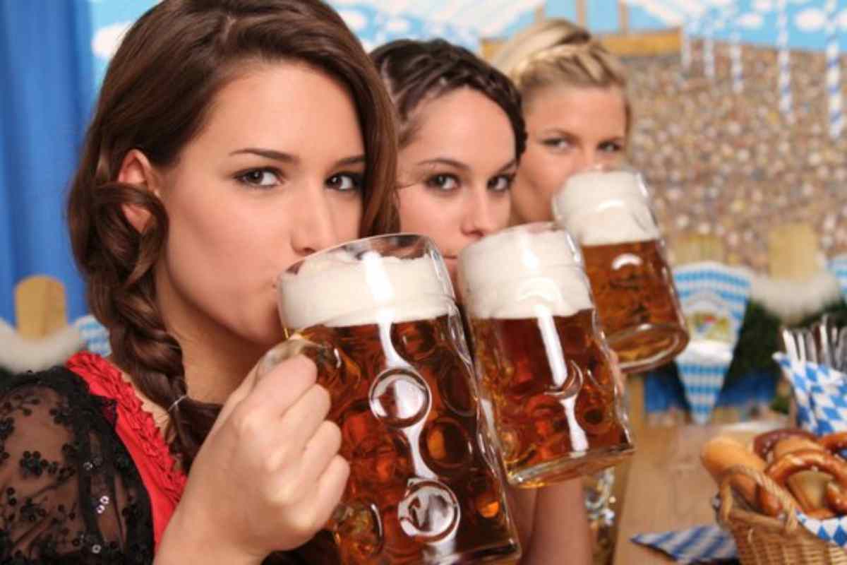 Donne in costume bevono birra