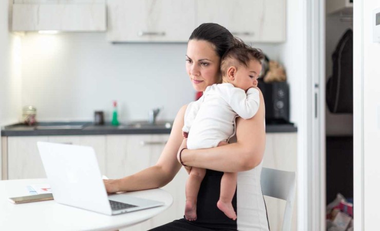 Donna al pc con figlio