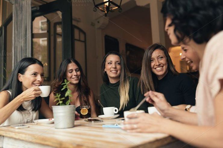 donne bevono caffè