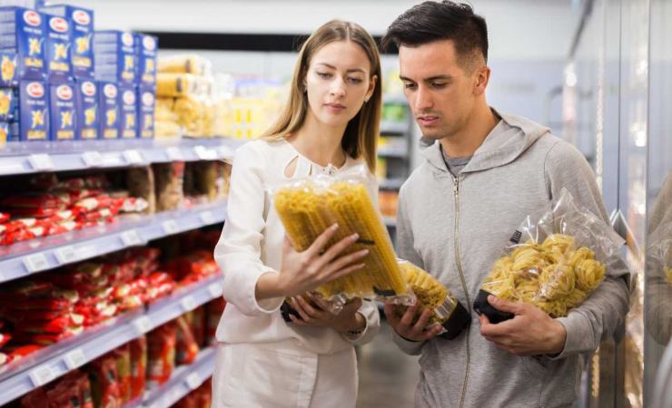 Persone al supermercato