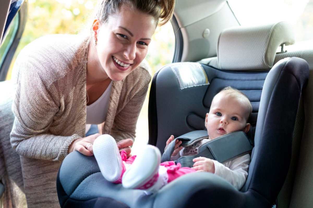 mamma e bimbo in auto