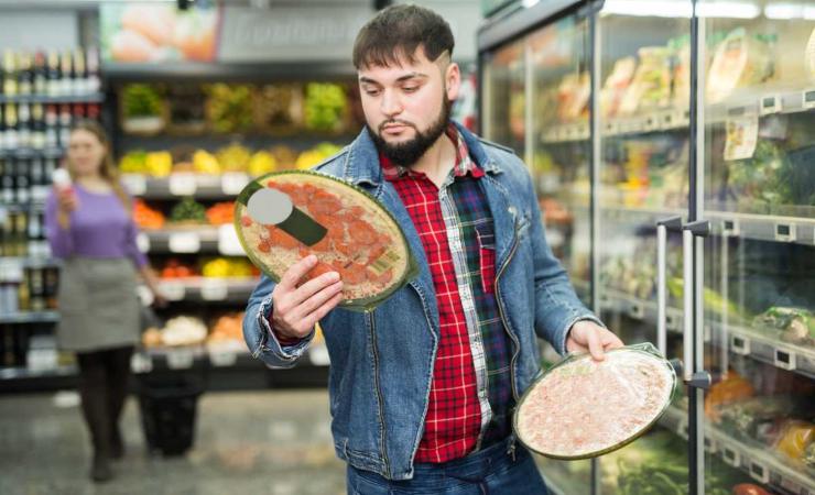 Uomo al supermercato