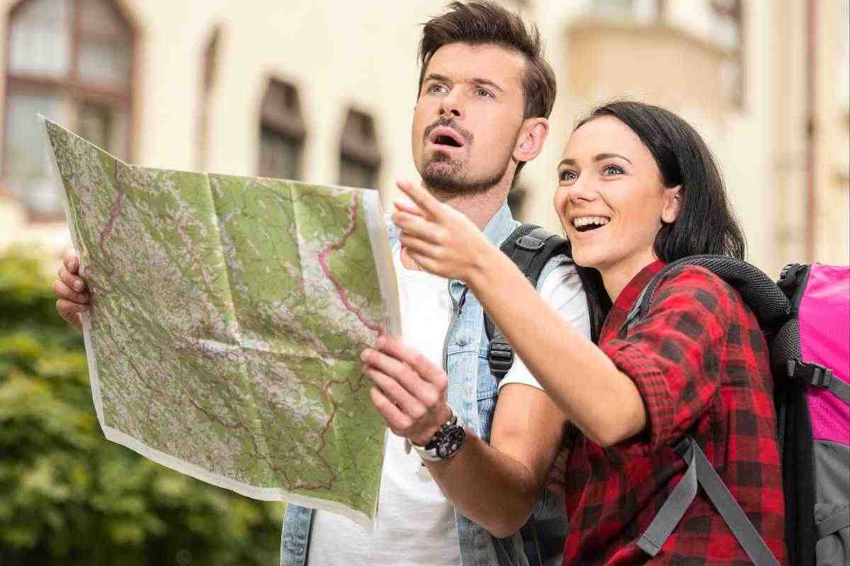 Uomo e donna con cartina