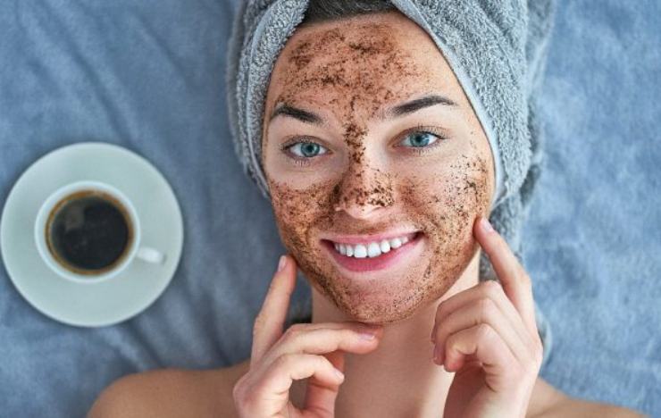 maschera viso fondi di caffè