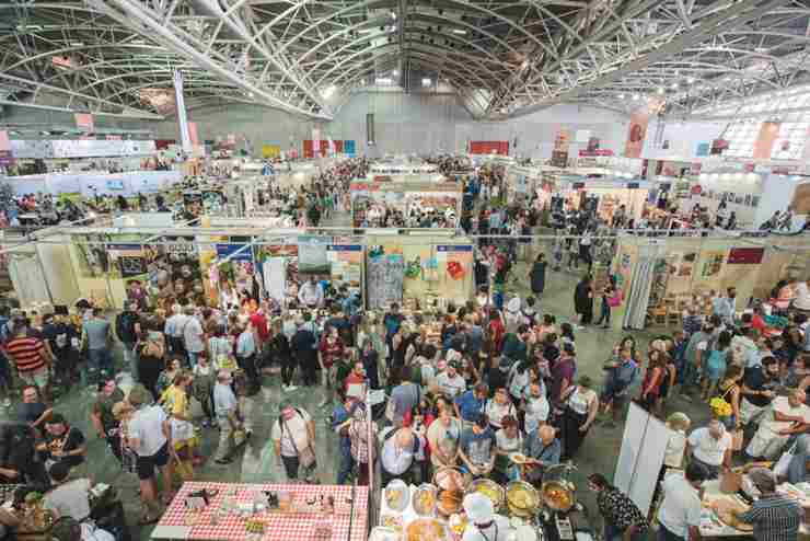 Persone al Salone del Gusto