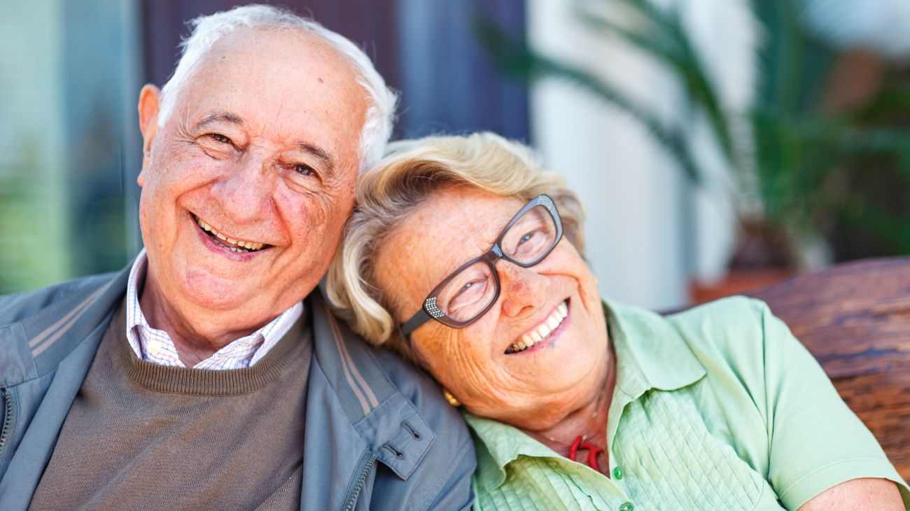 coniugi anziani che sorridono