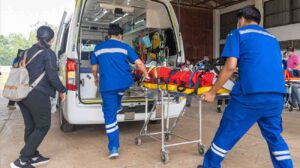 Personale ospedaliero carica la barella sull'ambulanza