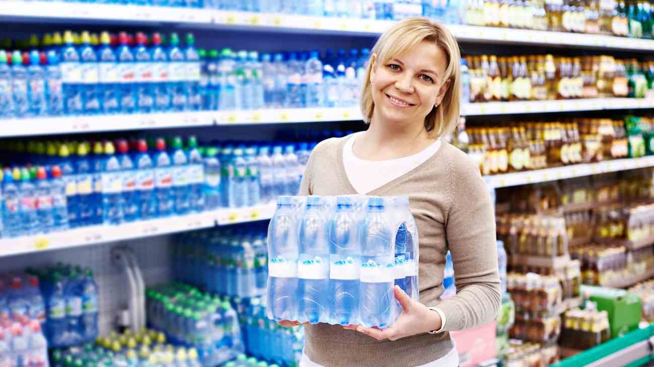 donna acquista acqua in bottiglia