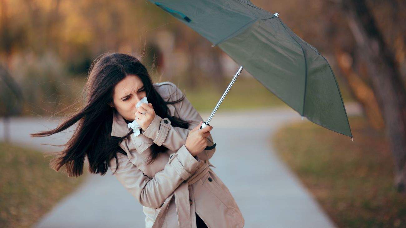 Donna passeggia in autunno sotto la pioggia