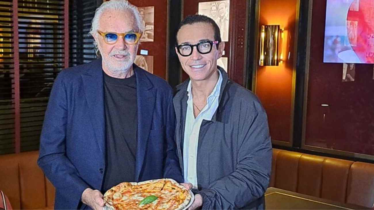 Briatore e Sorbillo in posa con una pizza in mano