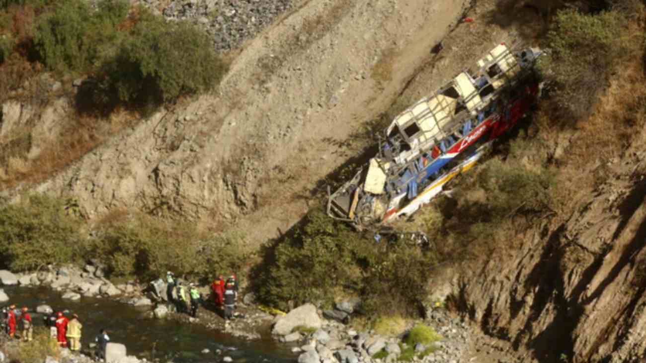 soccorritori per il bus precipitato in Perù