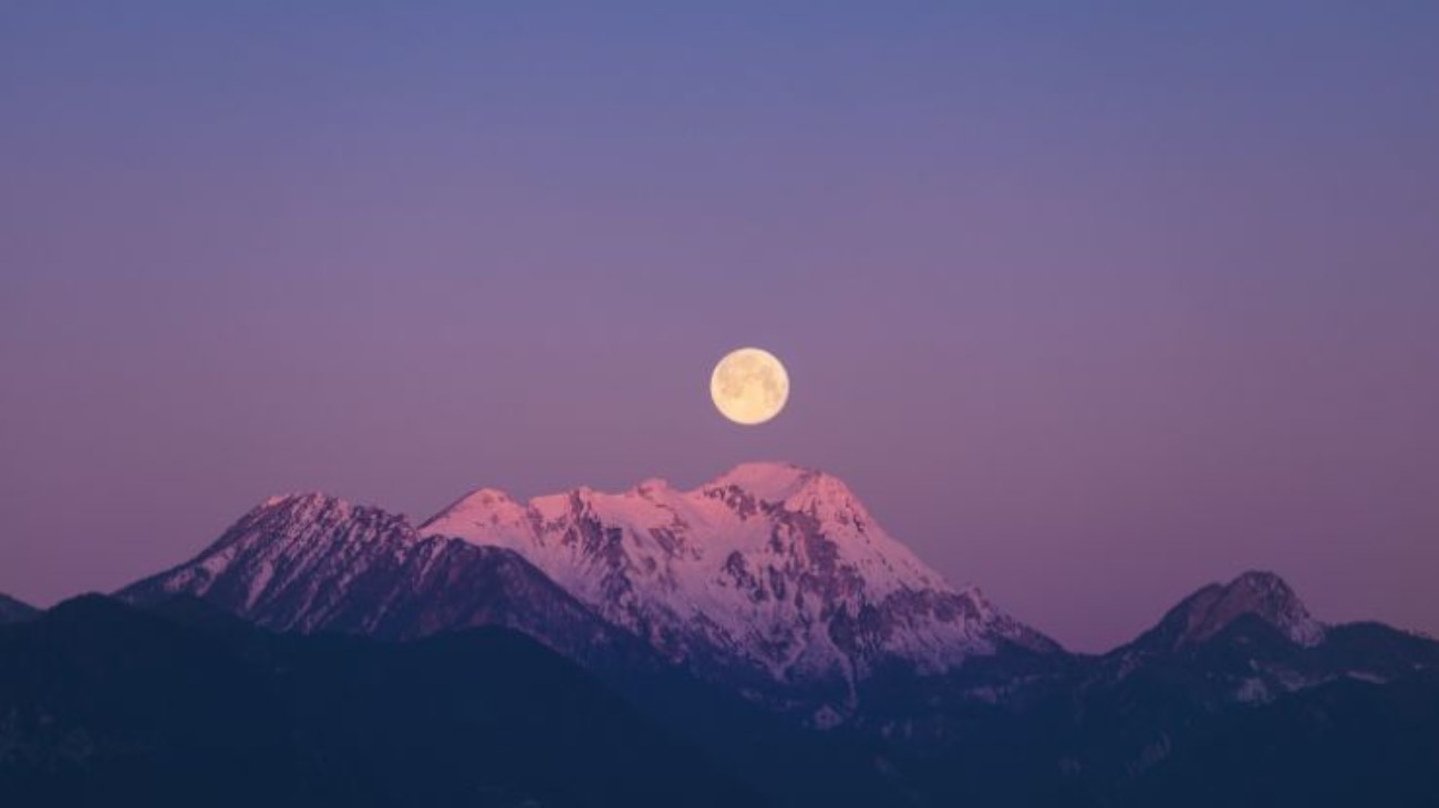 luna brillante in montagna