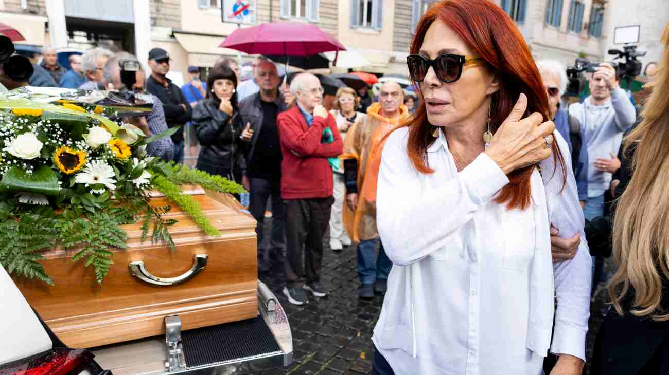 Moglie di Luca Giurato ai funerali 